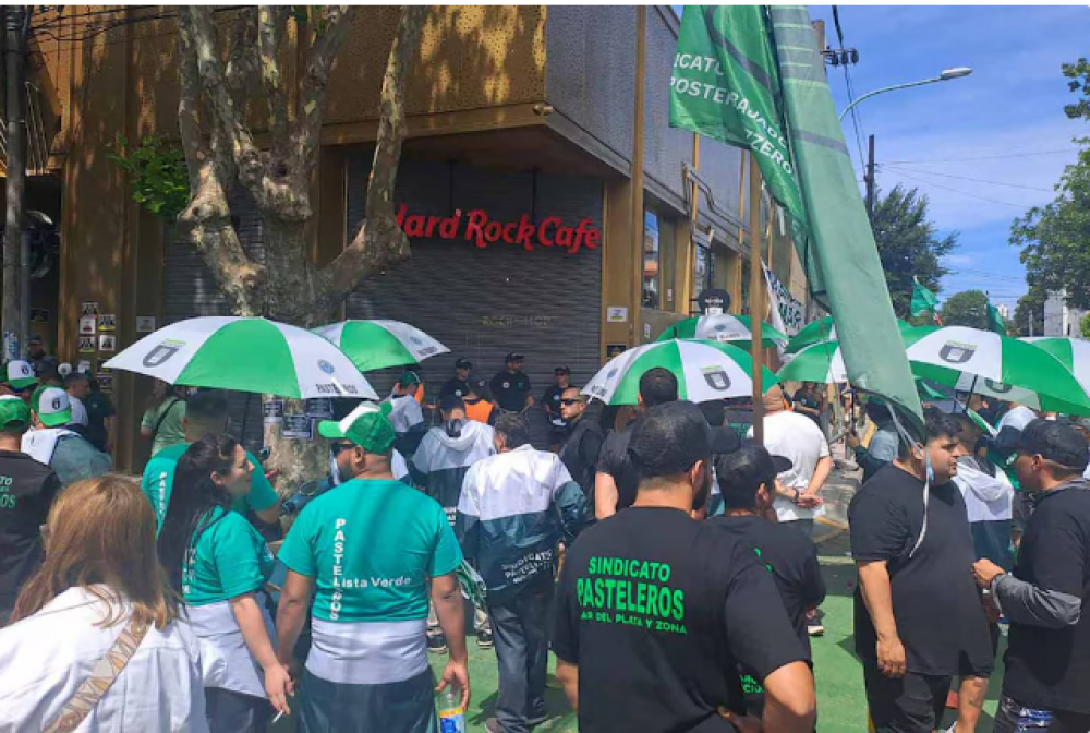 Tras abrir hace 15 d�as en Mar del Plata, un bar de una cadena internacional peligra por una protesta sindical