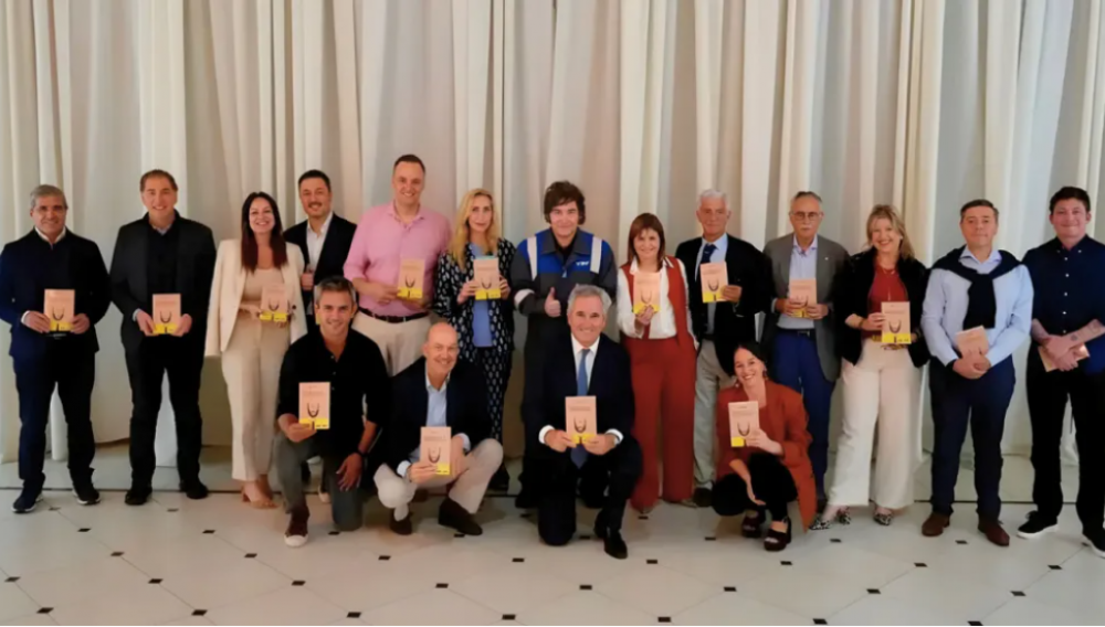 Milei regal� a su gabinete un libro que justifica el trabajo infantil y la flexibilizaci�n laboral extrema