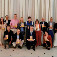 Milei regal� a su gabinete un libro que justifica el trabajo infantil y la flexibilizaci�n laboral extrema