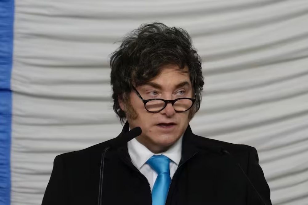 Milei firma un aumento de salarios en el Gobierno, pero desminti� que vaya a subirse el suyo