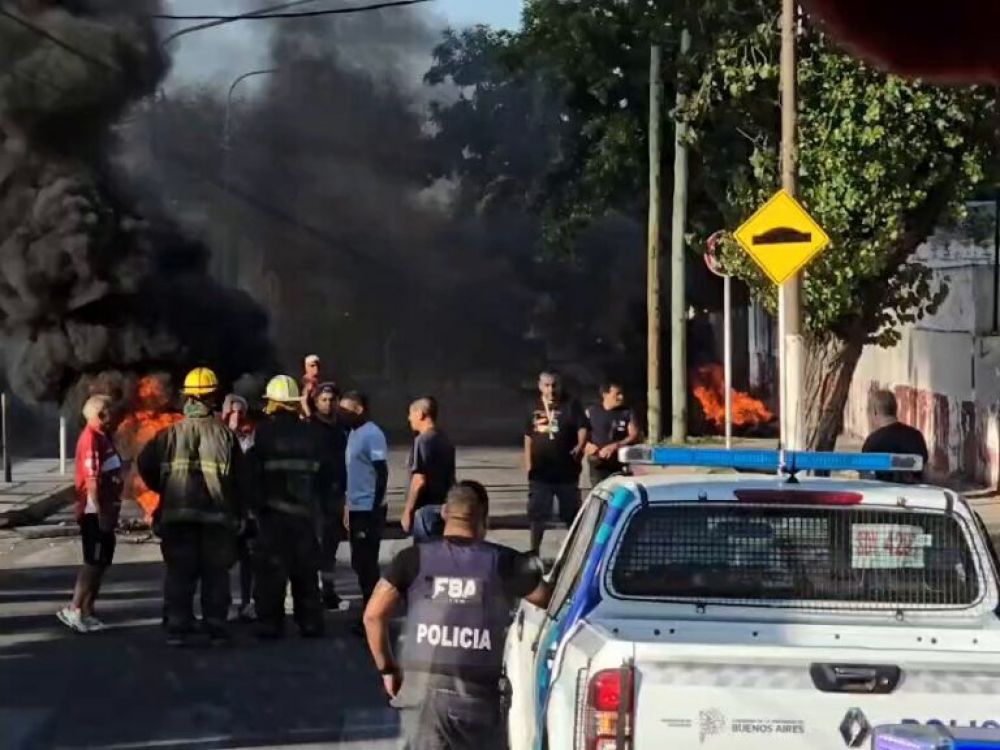 Tras una protesta de municipales en Mor�n por el pago sueldos y horas extra adeudados, les pagar�n el viernes: �Queremos que cada hora pagada haya sido una hora trabajada�
