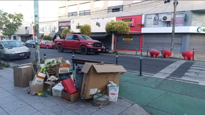 Quejas en G�emes por la falta de limpieza: basura acumulada y peque�os basurales a cielo abierto en pleno centro comercial
