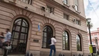 El Gobierno habilita a la SIDE a detener personas en casos de flagrancia y busca ordenar la interna Caputo-Karina