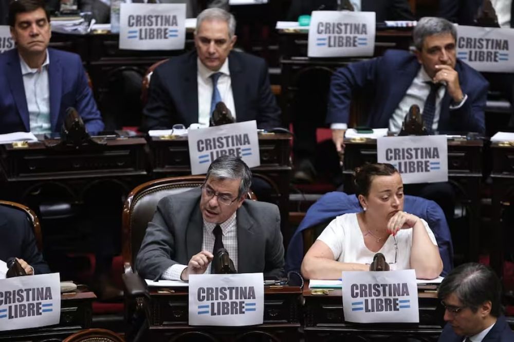 La oposici�n busca voltear el decreto que reforma la SIDE pero deber� esperar al menos hasta febrero