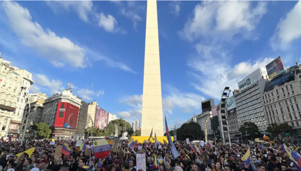 Miles de venezolanos festejaron en el Obelisco la captura de Nicol�s Maduro: 