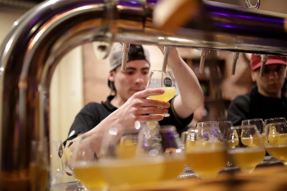 La era Javier Milei: tras dos a�os para el olvido, la venta de cervezas y gaseosas repunt� en enero