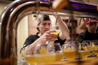 La era Javier Milei: tras dos a�os para el olvido, la venta de cervezas y gaseosas repunt� en enero