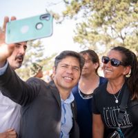 Kicillof asume el rol de l�der en las recorridas de verano y saca ventaja en el PJ como candidato del 2027