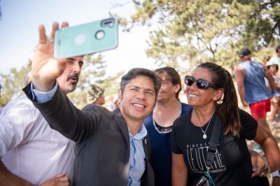 Kicillof asume el rol de l�der en las recorridas de verano y saca ventaja en el PJ como candidato del 2027