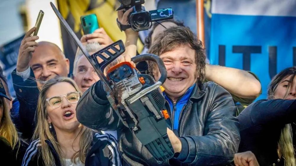 En dos a�os de ajuste, Javier Milei recort� 62% el gasto en obra p�blica y 73% los programas sociales