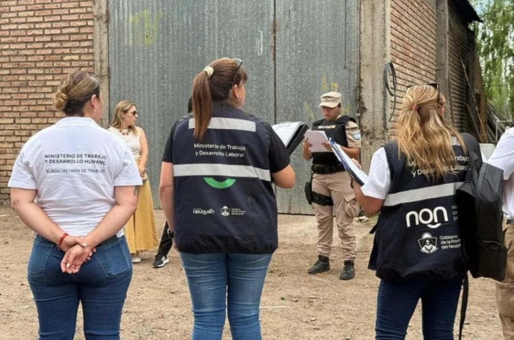 Rescataron en Neuqu�n a una familia con cuatro ni�os que trabajaban en una chacra bajo condiciones de explotaci�n