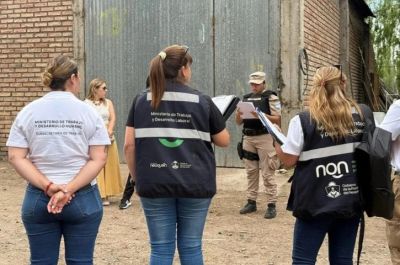 Rescataron en Neuqu�n a una familia con cuatro ni�os que trabajaban en una chacra bajo condiciones de explotaci�n