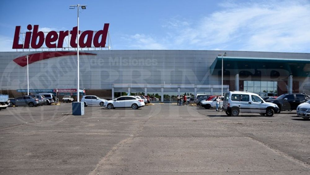Denuncian 100 despidos y dep�sitos vac�os en el Hipermercado Libertad