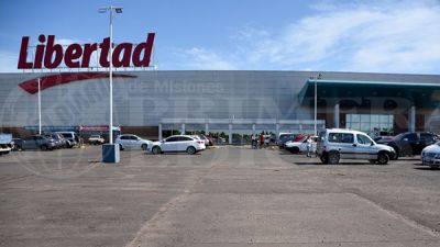 Denuncian 100 despidos y dep�sitos vac�os en el Hipermercado Libertad