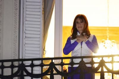 Cristina Fern�ndez vuelve a la actividad pol�tica y en febrero el kirchnerismo iniciar� una campa�a por su liberaci�n