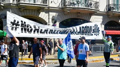 Por decreto, Milei avanza con una reforma laboral paralela