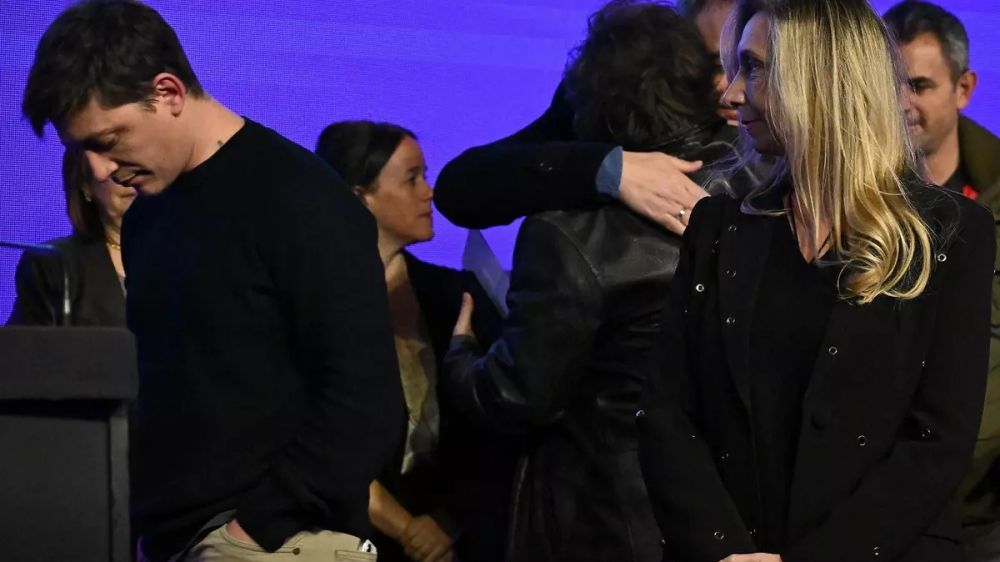 Santiago Caputo resiste sin dialogar con Karina y conserva influencia en resortes clave del Estado