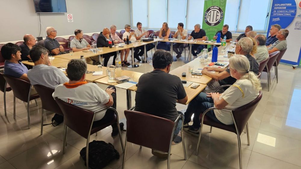 Sindicatos estatales hicieron punta de lanza, resolvieron un Paro General para el d�a que se trate la reforma laboral y eval�an anticipar medidas en las provincias