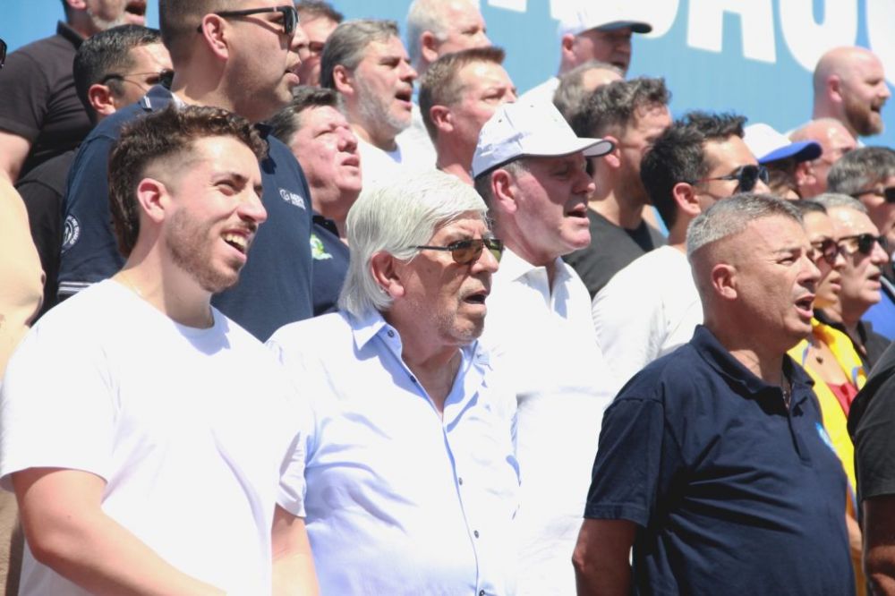 Camioneros: Hugo Moyano le apunt� al Gobierno por una �reforma laboral encubierta� en YPF y anunci� el estado de alerta