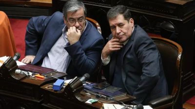 Sin candidato, el peronismo hace equilibrio para evitar la ruptura y hacer frente a la agenda de reformas de Milei