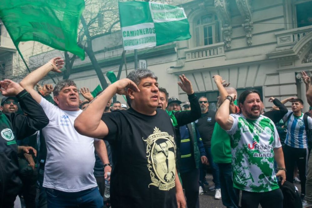 Pablo Moyano reapareci� junto al delegado agredido en Urbasur, en un desaf�o abierto en la interna que sostiene con �Teta� Garnica y su padre