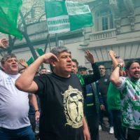 Pablo Moyano reapareci� junto al delegado agredido en Urbasur, en un desaf�o abierto en la interna que sostiene con �Teta� Garnica y su padre