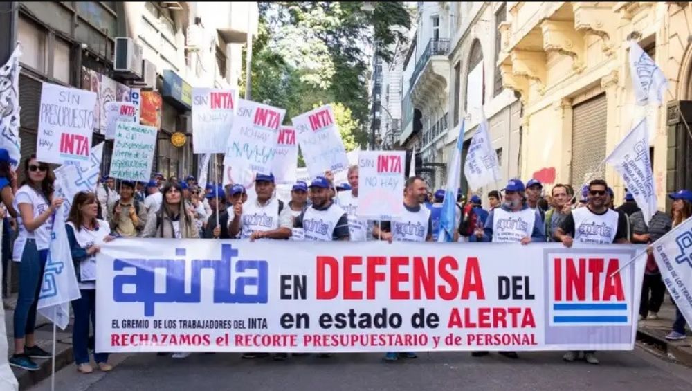 La motosierra no se toma vacaciones: el Gobierno busca avanzar con 1.300 nuevos despidos y el remate de la mitad de las tierras del INTA