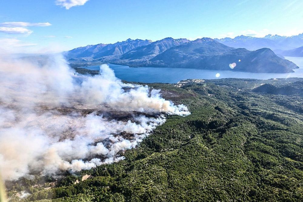 Chubut: las lluvias mejoraron las condiciones para combatir el fuego y lleg� ayuda desde Provincia de Buenos Aires