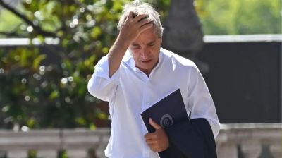 Las frases de Caputo y de Adorni despertaron el rechazo de la industria textil: 