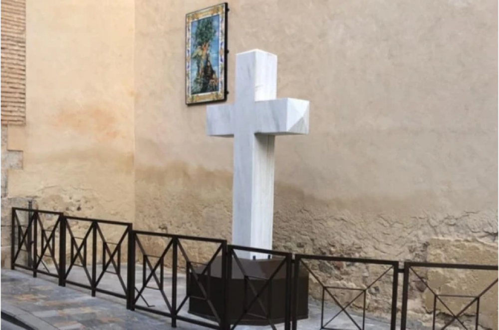 Levantan 8 a�os despu�s la cruz derribada de Callosa de Segura