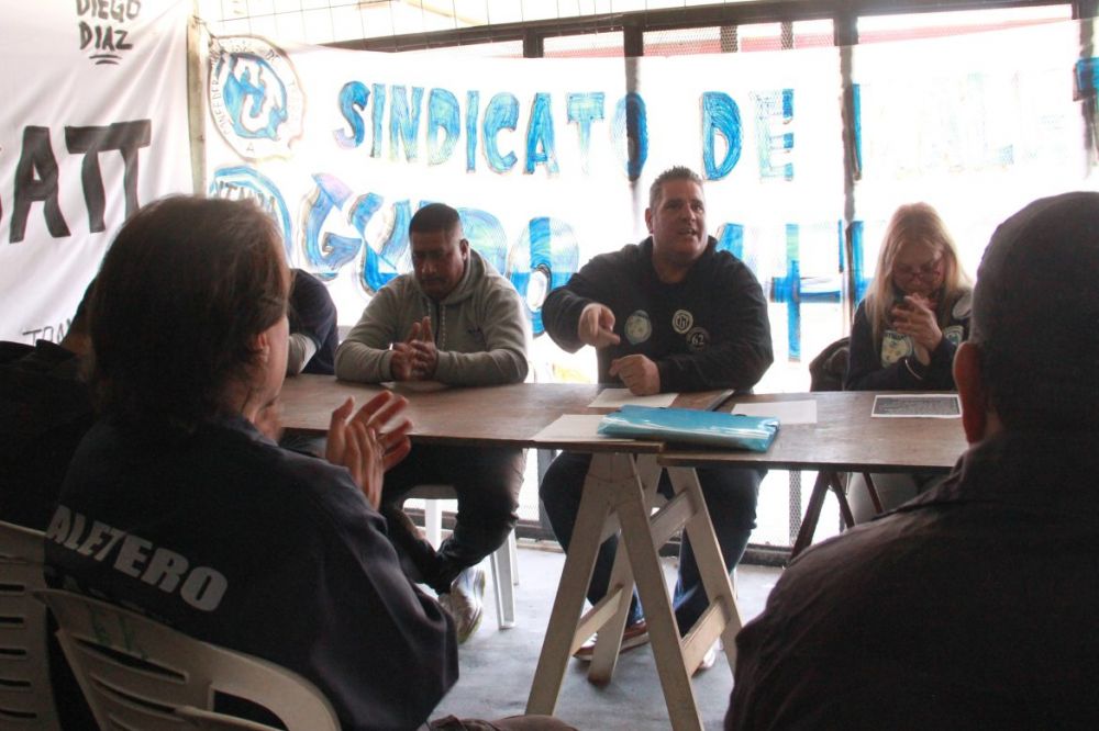 Guido Meng�a fue reelecto al frente del SITMARA con un apoyo abrumador: 99% de los votos