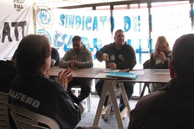 Guido Meng�a fue reelecto al frente del SITMARA con un apoyo abrumador: 99% de los votos