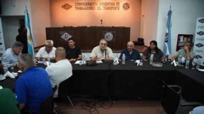Trabajadores del transporte paran y marchan al Congreso contra la reforma laboral
