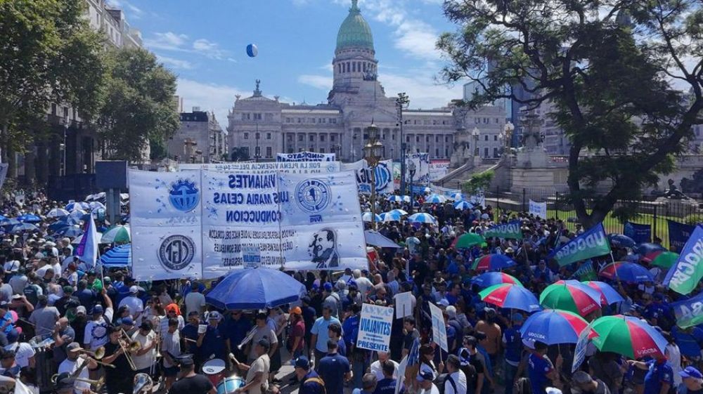 Multitudinaria movilizaci�n sindical contra la reforma laboral