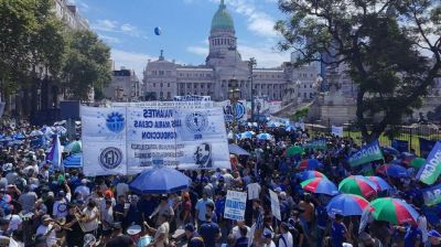Multitudinaria movilizaci�n sindical contra la reforma laboral