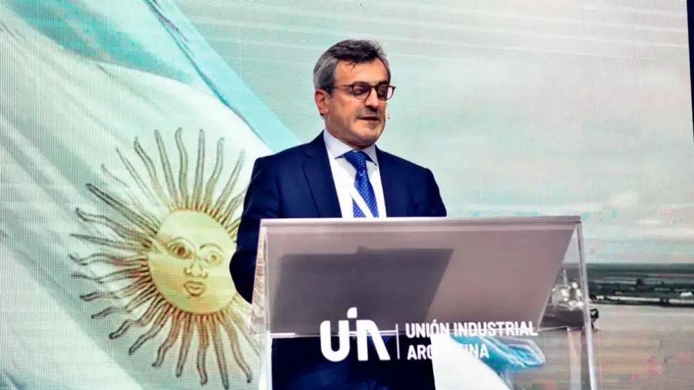 La UIA le lleva a Luis Caputo un plan para reactivar la econom�a y frenar la crisis industrial