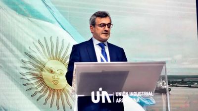 La UIA le lleva a Luis Caputo un plan para reactivar la econom�a y frenar la crisis industrial