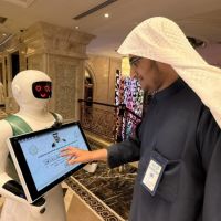 Un robot inteligente al servicio de los participantes en las competiciones cor�nicas de Arabia Saudita