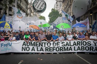 El Frente de Sindicatos Unidos anunci� un paro de 36 horas con movilizaci�n cuando la Reforma Laboral vuelva al Senado: �Nos conduce a una cat�strofe social�
