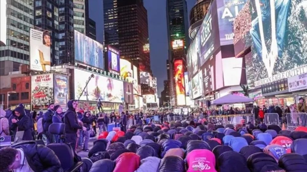 Musulmanes en Nueva York retan fr�o y lluvia para rezar en el c�ntrico Times Square