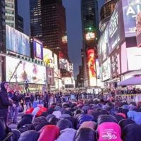 Musulmanes en Nueva York retan fr�o y lluvia para rezar en el c�ntrico Times Square