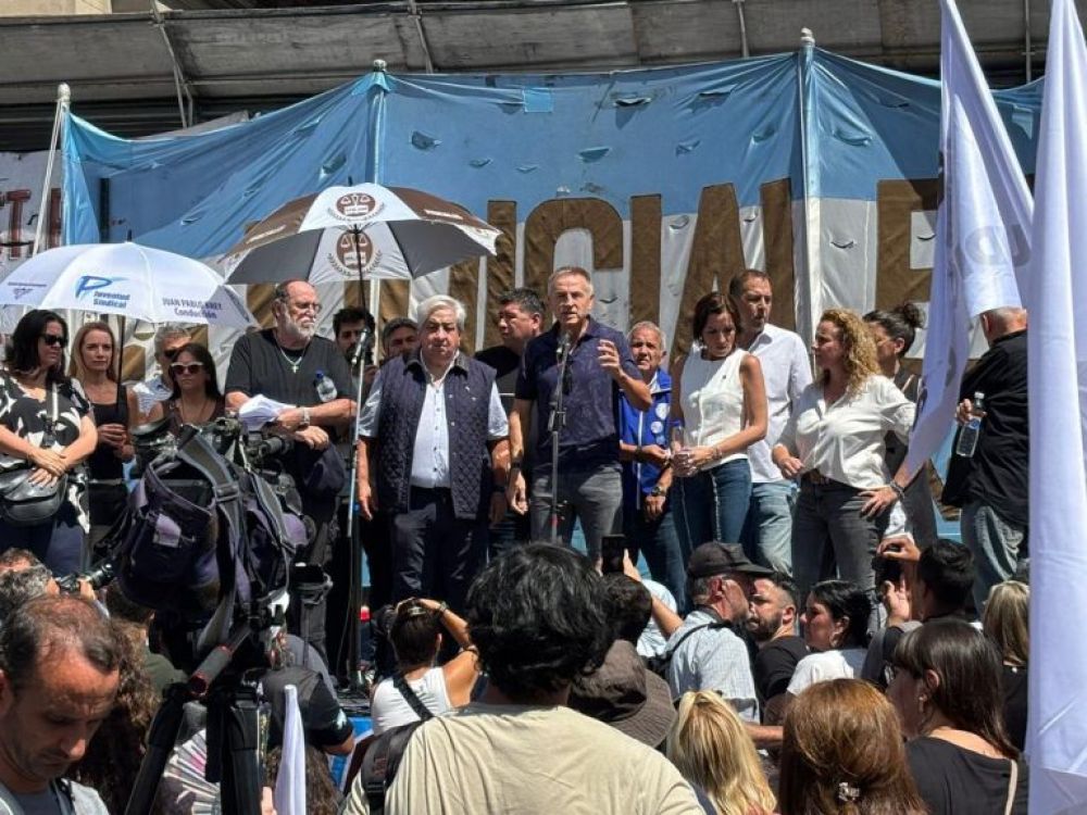 Con un fuerte apoyo de la CGT los judiciales realizaron un contundente paro con movilizaci�n en rechazo al traspaso de la justicia laboral nacional