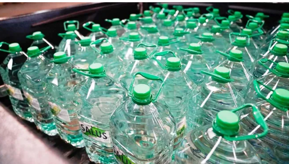 Proponen exonerar del IVA al agua embotellada y a los filtros en Montevideo