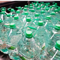 Proponen exonerar del IVA al agua embotellada y a los filtros en Montevideo