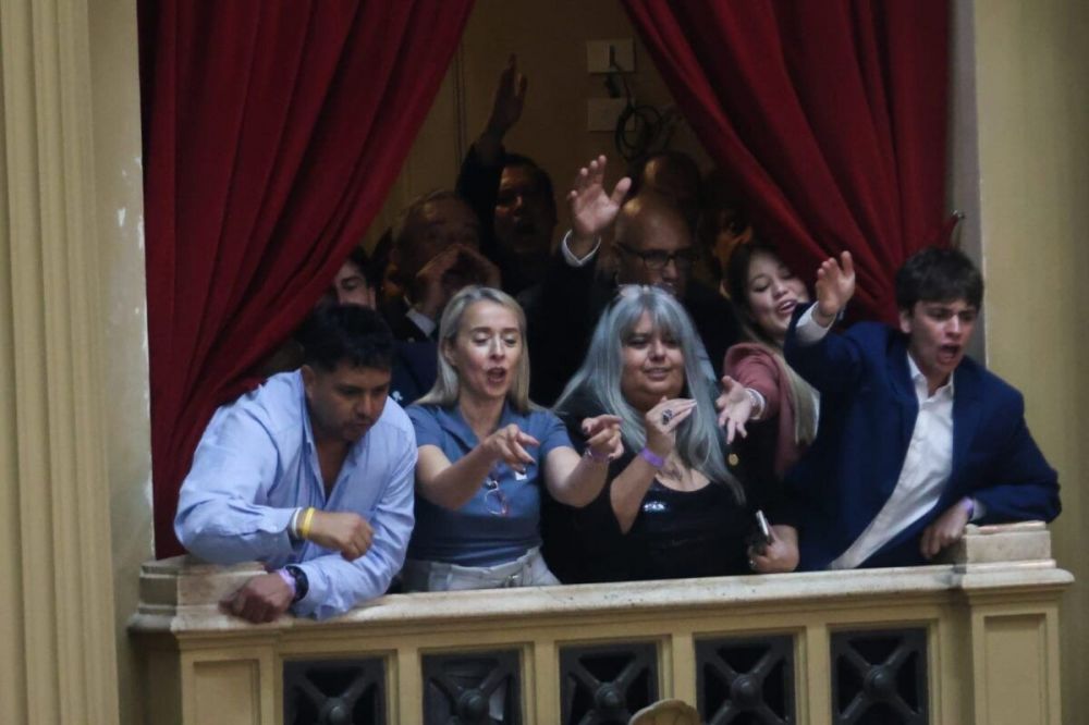 Una asamblea picante, monopolizada por la militancia libertaria y sus barras