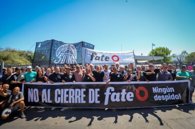 Aguiar recorri� FATE junto a sus trabajadores y exigi� la continuidad de todas las fuentes laborales