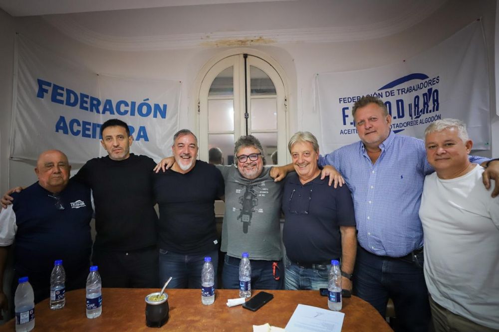 Rodeado de la c�pula del Frente Sindical, Yofra asumi� un nuevo mandato al frente de Aceiteros y convoc� a defender a los trabajadores �de un gobierno que nos declar� la guerra�