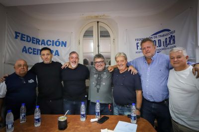 Rodeado de la c�pula del Frente Sindical, Yofra asumi� un nuevo mandato al frente de Aceiteros y convoc� a defender a los trabajadores �de un gobierno que nos declar� la guerra�