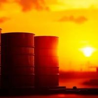 Petr�leo arriba de u$s100: la Argentina sumar�a u$s5.000 millones, pero suben combustibles y crece presi�n inflacionaria