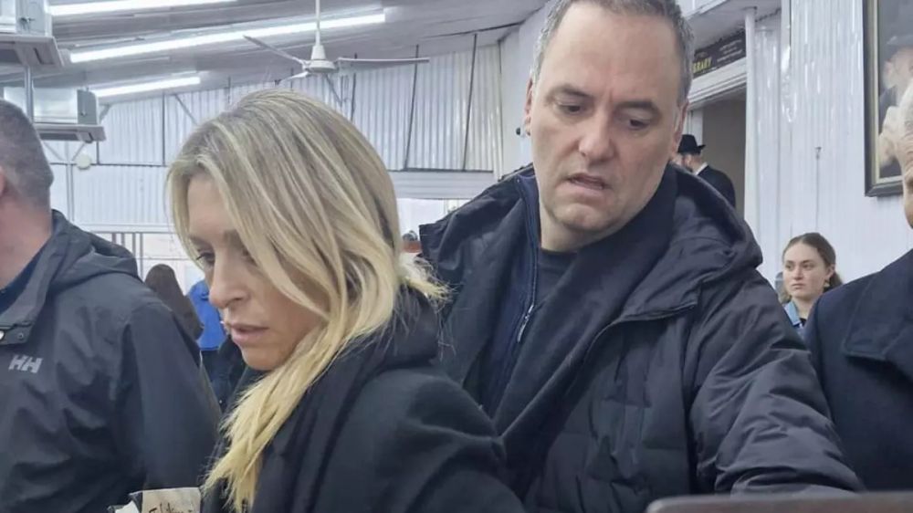 Adorni admiti� que su esposa viaj� en el avi�n presidencial a Miami y Nueva York: �Quer�a que me acompa�e�